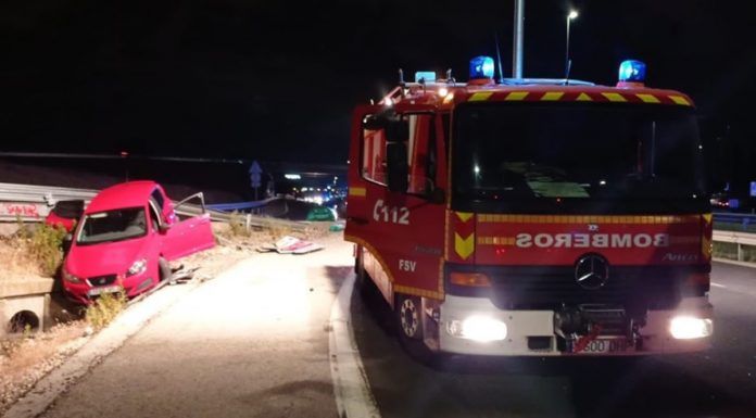 Accidente entre un autobús y un coche en carretera en Alcorcón