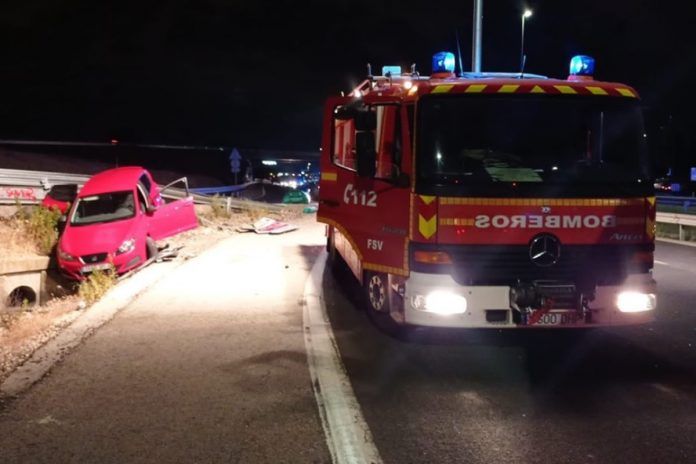 Accidente entre un autobús y un coche en carretera en Alcorcón