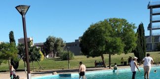 Insólito: decenas de personas se bañan en la fuente de un parque de Alcorcón