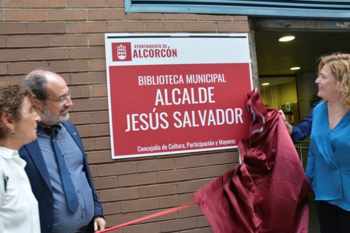 Alcorcón le pone el nombre del fallecido exalcalde Jesús Salvador Bedmar a la Biblioteca El Pinar