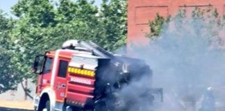 Un gran incendio en la URJC de Alcorcón calcina un camión de Bomberos