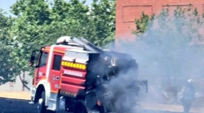 Un gran incendio en la URJC de Alcorcón calcina un camión de Bomberos