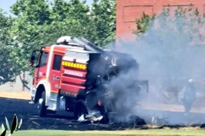 Un gran incendio en la URJC de Alcorcón calcina un camión de Bomberos