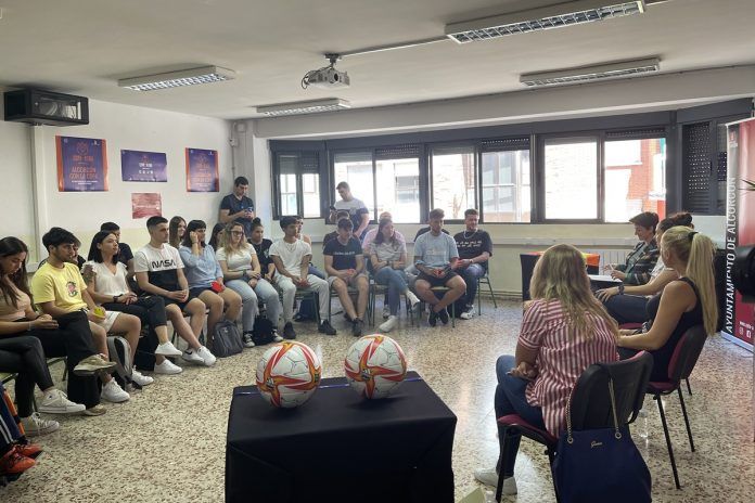 Celebración de una Mesa Redonda sobre fútbol femenino en el Juan XXIII de Alcorcón