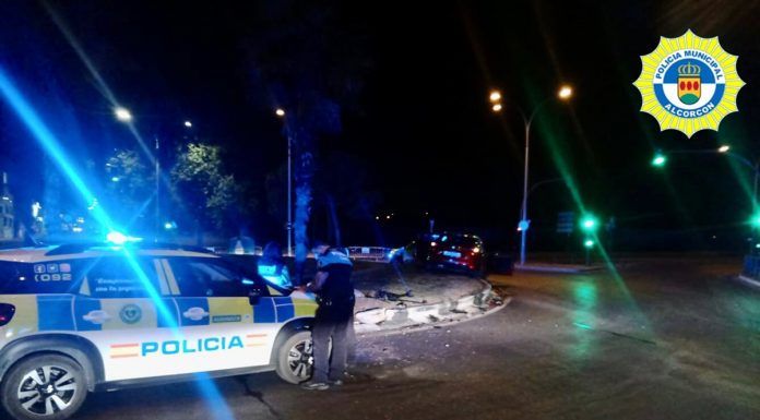 Dos coches se estrellan contra una rotonda en Alcorcón