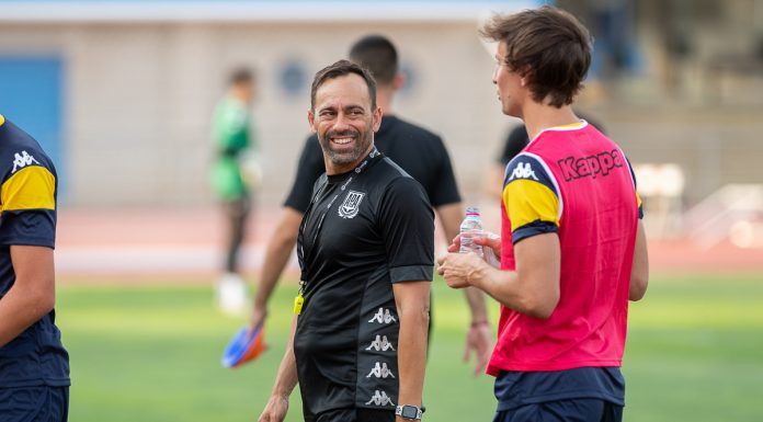 Fran Fernández, entrenador del Alcorcón, sufre un problema ocular y será operado