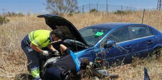 La Policía Municipal de Alcorcón retira un coche abandonado por riesgo de incendio