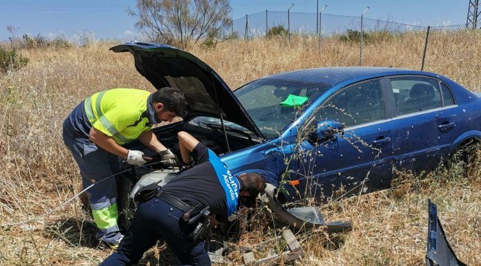 La Policía Municipal de Alcorcón retira un coche abandonado por riesgo de incendio