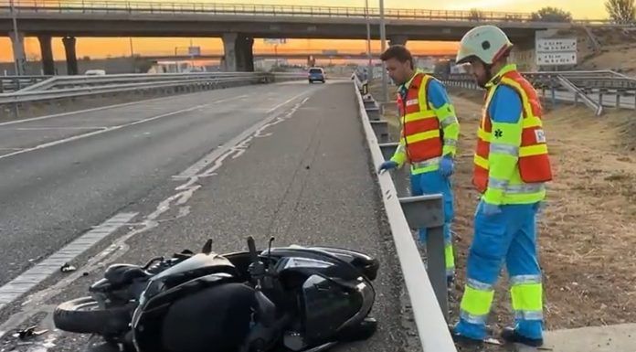 Muere un motorista tras chocar contra un quitamiedos en Alcorcón Muere un motorista tras chocar contra un quitamiedos en Alcorcón