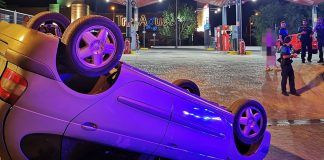 Vuelca un coche en una gasolinera en Alcorcón