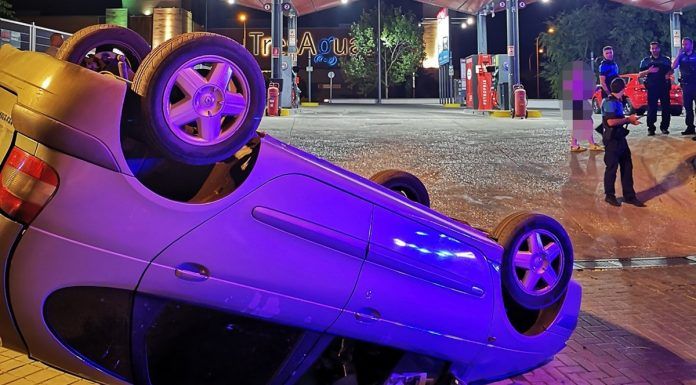 Vuelca un coche en una gasolinera en Alcorcón Vuelca un coche en una gasolinera en Alcorcón