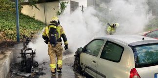 Un coche y una moto se incendian en Alcorcón