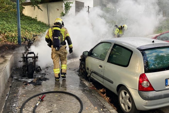 Un coche y una moto se incendian en Alcorcón