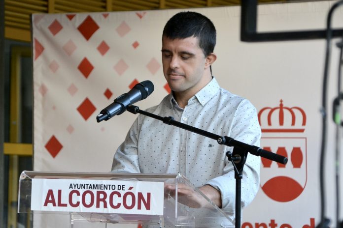 El emocionante acto a Carlos Hernández Ortiz en reconocimiento a su trayectoria en Alcorcón