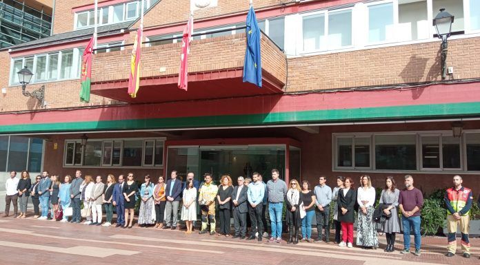 Emotivo minuto de silencio en el Ayuntamiento de Alcorcón por el menor fallecido
