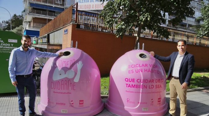 Instalan contenedores de vidrio rosas en Alcorcón por el cáncer de mama