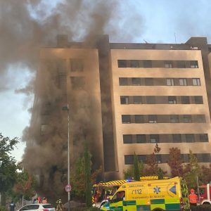 Una mujer y sus dos hijos pequeños, heridos muy graves tras el incendio de un edificio en Alcorcón