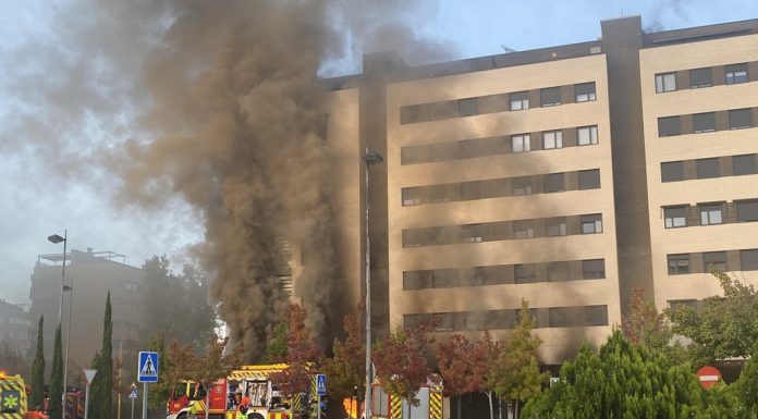 Una mujer y sus dos hijos pequeños, heridos muy graves tras el incendio de un edificio en Alcorcón