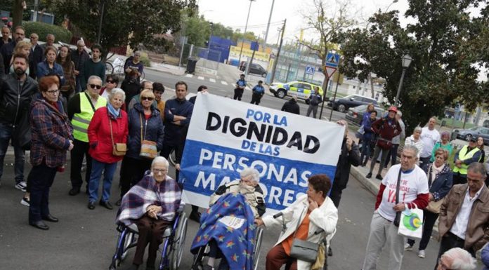 Concentración en Alcorcón por la situación de la residencia de mayores de la Comunidad de Madrid