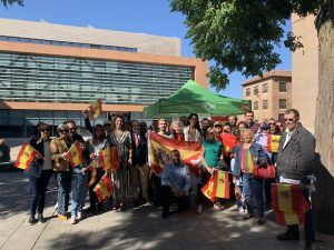 Desfile de banderas españolas en el centro de Alcorcón por el Día de la Hispanidad