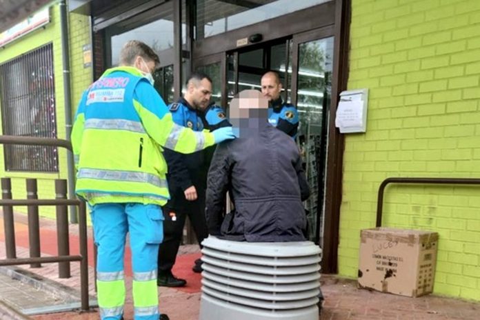 Un hombre pasa la noche en la calle en Alcorcón tras caer en una zanja y quedarse atrapado