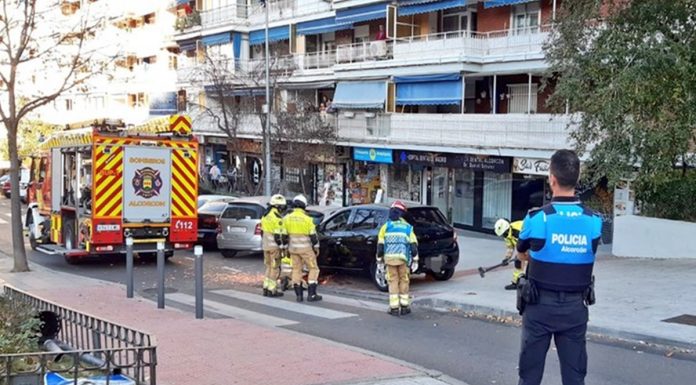 Una conductora se accidenta en Alcorcón tras distraerse con el GPS