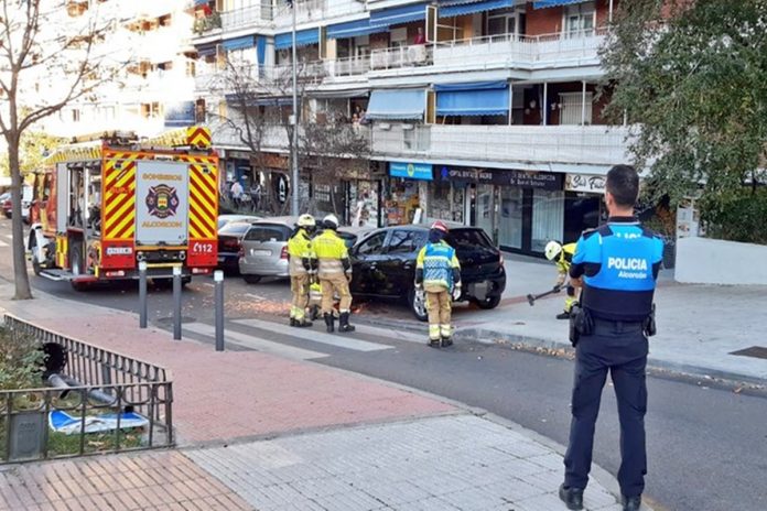 Una conductora se accidenta en Alcorcón tras distraerse con el GPS