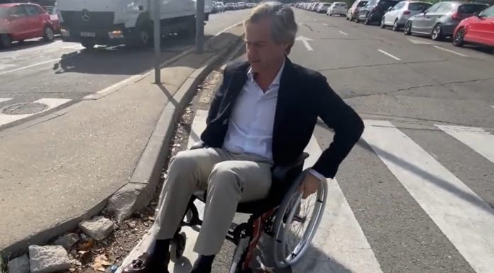 Terol, candidato del PP en Alcorcón, se sube a una silla de ruedas para probar los peligros de los polígonos industriales