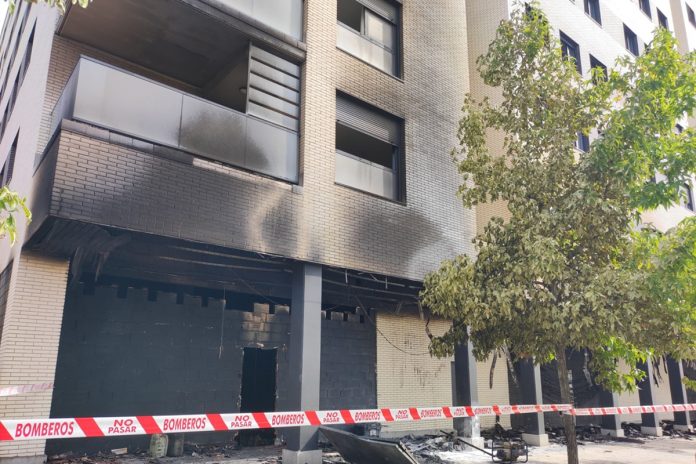 La difícil realidad de los vecinos de la Calle Oslo 45 de Alcorcón desalojados tras el incendio: "La situación es trágica"