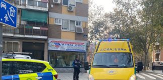 La Policía de Alcorcón ayuda a una persona mayor desorientada que olvidó sus pertenencias