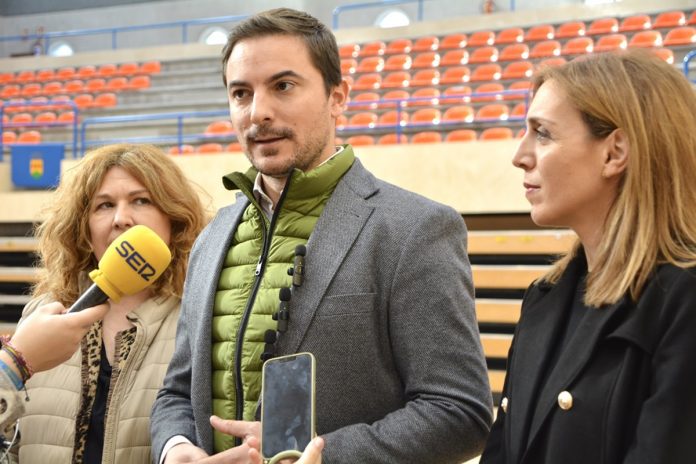 Juan Lobato, líder del PSOE de Madrid, bendice la candidatura de Candelaria Testa en Alcorcón