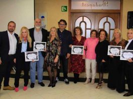 Orgullosos de la historia, el comercio y la hostelería de Alcorcón. El V Encuentro Orgullosos de Alcorcón entregó sus galardones en una comida muy especial y entrañable. Orgullosos de la historia, el comercio y la hostelería de Alcorcón. El grupo de Facebook de Orgullosos de Alcorcón aglutina cerca de 13.000 seguidores y se ha convertido en un Foro para hablar de la actualidad de Alcorcón, pero también para poner en valor su historia y sus raíces. Y es que este grupo de alcorconeros no quiere olvidar las esencias, la historia, las tradiciones y las personas que han hecho grande la ciudad en diferentes ámbitos. Fotos, comentarios, noticias o encuestas son el día a día de este grupo de Facebook que se ha transformado en un foro de influencia en toda la localidad. Desde hace siete años, y con la excepción de la pandemia, en una comida muy especial se entregan una serie de premios que ponen en valor la labor, el esfuerzo y las acciones de alcorconeros en diferentes ámbitos y que son sinónimo de orgullo por lo que representan o por lo que suponen para el bien común. Además, este año se ha premiado a los establecimientos más votados en dos encuestas: el establecimiento más emblemático y el mejor restaurante. En esta ocasión el acto tuvo lugar en el Restaurante de Julián ubicado en la calle Argentina 3 y acudieron más de 80 personas. Un acto impulsado y organizado por Sara Pachón y por el CEO de la agencia de comunicación alcorconera Softdream, Joaquín Parejo. Orgullosos de la historia, el comercio y la hostelería de Alcorcón. Premios Los galardonados en este V Orgullosos de Alcorcón fueron Mejor Restaurante: Carpe Diem, ubicado en la Avenida de la Libertad esquina con calle Jacinto. Recogió el premio su responsable María José Martín de manos de la presidenta del IMEPE, Raquel Rodríguez. Carpe Diem supero en la encuesta a los restaurantes El Acebo y Las Tejas. Comercio más emblemático para Ferretería Gabán ubicado en la calle Mayor y en la calle Polvoranca. En la encuesta en el grupo de Facebook quedaron en las votaciones por delante de Patatas Paco y la Pastelería Muñoz del Paseo de Castilla. Recogieron el premio Concha y Rosa Gabán de manos la 3ª Teniente de Alcalde Sonia López. Pedro Truyol: Nacido en Mahón este fotógrafo fue una figura muy relevante para miles de alcorconeros en la década de los 70 y 80. Cuando la ciudad crecía en plena explosión demográfica y las cámaras de fotos no estaban en la mayoría de los hogares gran parte de Alcorcón acudía al estudio de Pedro Truyol. Fue un emprendedor que trabajaba en la mañana en el Ministerio del Aire pues que era experto en fotografía aérea y por las tardes en su estudio de Alcorcón. Hacia fotografía de estudio de retratos, familias, también de eventos, de la ciudad o juras de bandera. Pedro falleció hace cuatro años pero sus fotografía ocupan un lugar muy importante en el corazón y en las casas de miles de alcorconeros. Recogieron el premio su mujeAlcorcón. A día de hoy Truyol es una importante empresa de imagen e impresión de Alcorcón. Las Cármenes: La cultura no podía faltar y Las Cármenes (madre e hija) fueron sus embajadoras. Estas dos artistas de la canción española se atreven con cualquier palo: flamenco, copla, rumba, pasodoble… Han puesto la banda sonora a miles y miles de eventos de fiestas, discotecas y especialmente han actuado en tablaos de todo el país. Alcorconeras han colaborado de manera altruista con infinidad de colectivos. Recibieron el premio de manos de otra alcorconera de pro como Sara Pachón. Joaquín Vilumbrales: El Alcalde del PP que venció las elecciones municipales de los años 1995 y 1999. Fue concejal desde 1983, portavoz del PP desde 1987 y alcalde tras las elecciones de 1999 hasta septiembre de ese mismo año cuando falleció a causa de un cáncer linfático. Su figura representó una de las más altas cotas de la política en la ciudad. Abanderaba la política del acuerdo, de la concordia, del diálogo por impulsar acciones que beneficien el bien común de todos los vecinos sin importar las siglas partidistas. Hoy en día una biblioteca y una parada de Metro en la ciudad llevan su nombre. Fue además profesor y director en el Instituto Los Castillos de Alcorcón. Recogió el galardón su mujer María Jesús Rodríguez de manos del 1º Teniente de Alcalde Daniel Rubio. Anuncios En el capítulo de discurso hubo dos momentos importantes. En la apertura, el impulsor del evento, Joaquín Parejo solicitó “a todos los partidos políticos que recuperarán el espíritu de concordia que promovían Vilumbrales y Salvador Bedmar”. Una petición que recibió el aplauso de todos. En el cierre el 1º Teniente de Alcalde de Alcorcón, Daniel Rubio anunció que en febrero habría una exposición “del Archivo Histórico de Alcorcón” y que ya se estaba contactando con las familias más relevantes de la ciudad y que llevan más tiempo viviendo en la ciudad de Alcorcón. El acto contó con representantes de todos los partidos políticos de Alcorcón. Por el equipo de Gobierno los tres tenientes de alcalde que entregaron premios: Daniel Rubio, Jesús Santos y Sonia López. Además de Raquel Rodríguez como presidenta del IMEPE. Por parte del PP estuvo el candidato a la alcaldía Antonio González Terol, por Ciudadanos los ediles Jesús Recover y Joaquín Patilla y por el Vox los ediles Pedro Moreno y Noemí Selas.
