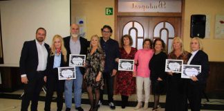 Orgullosos de la historia, el comercio y la hostelería de Alcorcón. El V Encuentro Orgullosos de Alcorcón entregó sus galardones en una comida muy especial y entrañable. Orgullosos de la historia, el comercio y la hostelería de Alcorcón. El grupo de Facebook de Orgullosos de Alcorcón aglutina cerca de 13.000 seguidores y se ha convertido en un Foro para hablar de la actualidad de Alcorcón, pero también para poner en valor su historia y sus raíces. Y es que este grupo de alcorconeros no quiere olvidar las esencias, la historia, las tradiciones y las personas que han hecho grande la ciudad en diferentes ámbitos. Fotos, comentarios, noticias o encuestas son el día a día de este grupo de Facebook que se ha transformado en un foro de influencia en toda la localidad. Desde hace siete años, y con la excepción de la pandemia, en una comida muy especial se entregan una serie de premios que ponen en valor la labor, el esfuerzo y las acciones de alcorconeros en diferentes ámbitos y que son sinónimo de orgullo por lo que representan o por lo que suponen para el bien común. Además, este año se ha premiado a los establecimientos más votados en dos encuestas: el establecimiento más emblemático y el mejor restaurante. En esta ocasión el acto tuvo lugar en el Restaurante de Julián ubicado en la calle Argentina 3 y acudieron más de 80 personas. Un acto impulsado y organizado por Sara Pachón y por el CEO de la agencia de comunicación alcorconera Softdream, Joaquín Parejo. Orgullosos de la historia, el comercio y la hostelería de Alcorcón. Premios Los galardonados en este V Orgullosos de Alcorcón fueron Mejor Restaurante: Carpe Diem, ubicado en la Avenida de la Libertad esquina con calle Jacinto. Recogió el premio su responsable María José Martín de manos de la presidenta del IMEPE, Raquel Rodríguez. Carpe Diem supero en la encuesta a los restaurantes El Acebo y Las Tejas. Comercio más emblemático para Ferretería Gabán ubicado en la calle Mayor y en la calle Polvoranca. En la encuesta en el grupo de Facebook quedaron en las votaciones por delante de Patatas Paco y la Pastelería Muñoz del Paseo de Castilla. Recogieron el premio Concha y Rosa Gabán de manos la 3ª Teniente de Alcalde Sonia López. Pedro Truyol: Nacido en Mahón este fotógrafo fue una figura muy relevante para miles de alcorconeros en la década de los 70 y 80. Cuando la ciudad crecía en plena explosión demográfica y las cámaras de fotos no estaban en la mayoría de los hogares gran parte de Alcorcón acudía al estudio de Pedro Truyol. Fue un emprendedor que trabajaba en la mañana en el Ministerio del Aire pues que era experto en fotografía aérea y por las tardes en su estudio de Alcorcón. Hacia fotografía de estudio de retratos, familias, también de eventos, de la ciudad o juras de bandera. Pedro falleció hace cuatro años pero sus fotografía ocupan un lugar muy importante en el corazón y en las casas de miles de alcorconeros. Recogieron el premio su mujeAlcorcón. A día de hoy Truyol es una importante empresa de imagen e impresión de Alcorcón. Las Cármenes: La cultura no podía faltar y Las Cármenes (madre e hija) fueron sus embajadoras. Estas dos artistas de la canción española se atreven con cualquier palo: flamenco, copla, rumba, pasodoble… Han puesto la banda sonora a miles y miles de eventos de fiestas, discotecas y especialmente han actuado en tablaos de todo el país. Alcorconeras han colaborado de manera altruista con infinidad de colectivos. Recibieron el premio de manos de otra alcorconera de pro como Sara Pachón. Joaquín Vilumbrales: El Alcalde del PP que venció las elecciones municipales de los años 1995 y 1999. Fue concejal desde 1983, portavoz del PP desde 1987 y alcalde tras las elecciones de 1999 hasta septiembre de ese mismo año cuando falleció a causa de un cáncer linfático. Su figura representó una de las más altas cotas de la política en la ciudad. Abanderaba la política del acuerdo, de la concordia, del diálogo por impulsar acciones que beneficien el bien común de todos los vecinos sin importar las siglas partidistas. Hoy en día una biblioteca y una parada de Metro en la ciudad llevan su nombre. Fue además profesor y director en el Instituto Los Castillos de Alcorcón. Recogió el galardón su mujer María Jesús Rodríguez de manos del 1º Teniente de Alcalde Daniel Rubio. Anuncios En el capítulo de discurso hubo dos momentos importantes. En la apertura, el impulsor del evento, Joaquín Parejo solicitó “a todos los partidos políticos que recuperarán el espíritu de concordia que promovían Vilumbrales y Salvador Bedmar”. Una petición que recibió el aplauso de todos. En el cierre el 1º Teniente de Alcalde de Alcorcón, Daniel Rubio anunció que en febrero habría una exposición “del Archivo Histórico de Alcorcón” y que ya se estaba contactando con las familias más relevantes de la ciudad y que llevan más tiempo viviendo en la ciudad de Alcorcón. El acto contó con representantes de todos los partidos políticos de Alcorcón. Por el equipo de Gobierno los tres tenientes de alcalde que entregaron premios: Daniel Rubio, Jesús Santos y Sonia López. Además de Raquel Rodríguez como presidenta del IMEPE. Por parte del PP estuvo el candidato a la alcaldía Antonio González Terol, por Ciudadanos los ediles Jesús Recover y Joaquín Patilla y por el Vox los ediles Pedro Moreno y Noemí Selas.