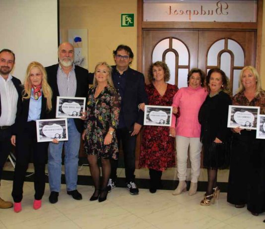 Orgullosos de la historia, el comercio y la hostelería de Alcorcón. El V Encuentro Orgullosos de Alcorcón entregó sus galardones en una comida muy especial y entrañable. Orgullosos de la historia, el comercio y la hostelería de Alcorcón. El grupo de Facebook de Orgullosos de Alcorcón aglutina cerca de 13.000 seguidores y se ha convertido en un Foro para hablar de la actualidad de Alcorcón, pero también para poner en valor su historia y sus raíces. Y es que este grupo de alcorconeros no quiere olvidar las esencias, la historia, las tradiciones y las personas que han hecho grande la ciudad en diferentes ámbitos. Fotos, comentarios, noticias o encuestas son el día a día de este grupo de Facebook que se ha transformado en un foro de influencia en toda la localidad. Desde hace siete años, y con la excepción de la pandemia, en una comida muy especial se entregan una serie de premios que ponen en valor la labor, el esfuerzo y las acciones de alcorconeros en diferentes ámbitos y que son sinónimo de orgullo por lo que representan o por lo que suponen para el bien común. Además, este año se ha premiado a los establecimientos más votados en dos encuestas: el establecimiento más emblemático y el mejor restaurante. En esta ocasión el acto tuvo lugar en el Restaurante de Julián ubicado en la calle Argentina 3 y acudieron más de 80 personas. Un acto impulsado y organizado por Sara Pachón y por el CEO de la agencia de comunicación alcorconera Softdream, Joaquín Parejo. Orgullosos de la historia, el comercio y la hostelería de Alcorcón. Premios Los galardonados en este V Orgullosos de Alcorcón fueron Mejor Restaurante: Carpe Diem, ubicado en la Avenida de la Libertad esquina con calle Jacinto. Recogió el premio su responsable María José Martín de manos de la presidenta del IMEPE, Raquel Rodríguez. Carpe Diem supero en la encuesta a los restaurantes El Acebo y Las Tejas. Comercio más emblemático para Ferretería Gabán ubicado en la calle Mayor y en la calle Polvoranca. En la encuesta en el grupo de Facebook quedaron en las votaciones por delante de Patatas Paco y la Pastelería Muñoz del Paseo de Castilla. Recogieron el premio Concha y Rosa Gabán de manos la 3ª Teniente de Alcalde Sonia López. Pedro Truyol: Nacido en Mahón este fotógrafo fue una figura muy relevante para miles de alcorconeros en la década de los 70 y 80. Cuando la ciudad crecía en plena explosión demográfica y las cámaras de fotos no estaban en la mayoría de los hogares gran parte de Alcorcón acudía al estudio de Pedro Truyol. Fue un emprendedor que trabajaba en la mañana en el Ministerio del Aire pues que era experto en fotografía aérea y por las tardes en su estudio de Alcorcón. Hacia fotografía de estudio de retratos, familias, también de eventos, de la ciudad o juras de bandera. Pedro falleció hace cuatro años pero sus fotografía ocupan un lugar muy importante en el corazón y en las casas de miles de alcorconeros. Recogieron el premio su mujeAlcorcón. A día de hoy Truyol es una importante empresa de imagen e impresión de Alcorcón. Las Cármenes: La cultura no podía faltar y Las Cármenes (madre e hija) fueron sus embajadoras. Estas dos artistas de la canción española se atreven con cualquier palo: flamenco, copla, rumba, pasodoble… Han puesto la banda sonora a miles y miles de eventos de fiestas, discotecas y especialmente han actuado en tablaos de todo el país. Alcorconeras han colaborado de manera altruista con infinidad de colectivos. Recibieron el premio de manos de otra alcorconera de pro como Sara Pachón. Joaquín Vilumbrales: El Alcalde del PP que venció las elecciones municipales de los años 1995 y 1999. Fue concejal desde 1983, portavoz del PP desde 1987 y alcalde tras las elecciones de 1999 hasta septiembre de ese mismo año cuando falleció a causa de un cáncer linfático. Su figura representó una de las más altas cotas de la política en la ciudad. Abanderaba la política del acuerdo, de la concordia, del diálogo por impulsar acciones que beneficien el bien común de todos los vecinos sin importar las siglas partidistas. Hoy en día una biblioteca y una parada de Metro en la ciudad llevan su nombre. Fue además profesor y director en el Instituto Los Castillos de Alcorcón. Recogió el galardón su mujer María Jesús Rodríguez de manos del 1º Teniente de Alcalde Daniel Rubio. Anuncios En el capítulo de discurso hubo dos momentos importantes. En la apertura, el impulsor del evento, Joaquín Parejo solicitó “a todos los partidos políticos que recuperarán el espíritu de concordia que promovían Vilumbrales y Salvador Bedmar”. Una petición que recibió el aplauso de todos. En el cierre el 1º Teniente de Alcalde de Alcorcón, Daniel Rubio anunció que en febrero habría una exposición “del Archivo Histórico de Alcorcón” y que ya se estaba contactando con las familias más relevantes de la ciudad y que llevan más tiempo viviendo en la ciudad de Alcorcón. El acto contó con representantes de todos los partidos políticos de Alcorcón. Por el equipo de Gobierno los tres tenientes de alcalde que entregaron premios: Daniel Rubio, Jesús Santos y Sonia López. Además de Raquel Rodríguez como presidenta del IMEPE. Por parte del PP estuvo el candidato a la alcaldía Antonio González Terol, por Ciudadanos los ediles Jesús Recover y Joaquín Patilla y por el Vox los ediles Pedro Moreno y Noemí Selas.