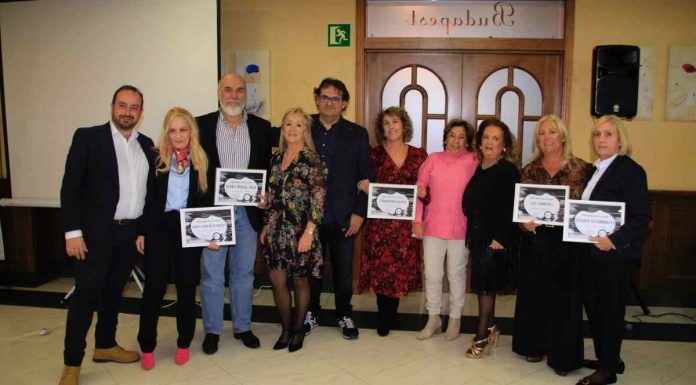 Orgullosos de la historia, el comercio y la hostelería de Alcorcón. El V Encuentro Orgullosos de Alcorcón entregó sus galardones en una comida muy especial y entrañable. Orgullosos de la historia, el comercio y la hostelería de Alcorcón. El grupo de Facebook de Orgullosos de Alcorcón aglutina cerca de 13.000 seguidores y se ha convertido en un Foro para hablar de la actualidad de Alcorcón, pero también para poner en valor su historia y sus raíces. Y es que este grupo de alcorconeros no quiere olvidar las esencias, la historia, las tradiciones y las personas que han hecho grande la ciudad en diferentes ámbitos. Fotos, comentarios, noticias o encuestas son el día a día de este grupo de Facebook que se ha transformado en un foro de influencia en toda la localidad. Desde hace siete años, y con la excepción de la pandemia, en una comida muy especial se entregan una serie de premios que ponen en valor la labor, el esfuerzo y las acciones de alcorconeros en diferentes ámbitos y que son sinónimo de orgullo por lo que representan o por lo que suponen para el bien común. Además, este año se ha premiado a los establecimientos más votados en dos encuestas: el establecimiento más emblemático y el mejor restaurante. En esta ocasión el acto tuvo lugar en el Restaurante de Julián ubicado en la calle Argentina 3 y acudieron más de 80 personas. Un acto impulsado y organizado por Sara Pachón y por el CEO de la agencia de comunicación alcorconera Softdream, Joaquín Parejo. Orgullosos de la historia, el comercio y la hostelería de Alcorcón. Premios Los galardonados en este V Orgullosos de Alcorcón fueron Mejor Restaurante: Carpe Diem, ubicado en la Avenida de la Libertad esquina con calle Jacinto. Recogió el premio su responsable María José Martín de manos de la presidenta del IMEPE, Raquel Rodríguez. Carpe Diem supero en la encuesta a los restaurantes El Acebo y Las Tejas. Comercio más emblemático para Ferretería Gabán ubicado en la calle Mayor y en la calle Polvoranca. En la encuesta en el grupo de Facebook quedaron en las votaciones por delante de Patatas Paco y la Pastelería Muñoz del Paseo de Castilla. Recogieron el premio Concha y Rosa Gabán de manos la 3ª Teniente de Alcalde Sonia López. Pedro Truyol: Nacido en Mahón este fotógrafo fue una figura muy relevante para miles de alcorconeros en la década de los 70 y 80. Cuando la ciudad crecía en plena explosión demográfica y las cámaras de fotos no estaban en la mayoría de los hogares gran parte de Alcorcón acudía al estudio de Pedro Truyol. Fue un emprendedor que trabajaba en la mañana en el Ministerio del Aire pues que era experto en fotografía aérea y por las tardes en su estudio de Alcorcón. Hacia fotografía de estudio de retratos, familias, también de eventos, de la ciudad o juras de bandera. Pedro falleció hace cuatro años pero sus fotografía ocupan un lugar muy importante en el corazón y en las casas de miles de alcorconeros. Recogieron el premio su mujeAlcorcón. A día de hoy Truyol es una importante empresa de imagen e impresión de Alcorcón. Las Cármenes: La cultura no podía faltar y Las Cármenes (madre e hija) fueron sus embajadoras. Estas dos artistas de la canción española se atreven con cualquier palo: flamenco, copla, rumba, pasodoble… Han puesto la banda sonora a miles y miles de eventos de fiestas, discotecas y especialmente han actuado en tablaos de todo el país. Alcorconeras han colaborado de manera altruista con infinidad de colectivos. Recibieron el premio de manos de otra alcorconera de pro como Sara Pachón. Joaquín Vilumbrales: El Alcalde del PP que venció las elecciones municipales de los años 1995 y 1999. Fue concejal desde 1983, portavoz del PP desde 1987 y alcalde tras las elecciones de 1999 hasta septiembre de ese mismo año cuando falleció a causa de un cáncer linfático. Su figura representó una de las más altas cotas de la política en la ciudad. Abanderaba la política del acuerdo, de la concordia, del diálogo por impulsar acciones que beneficien el bien común de todos los vecinos sin importar las siglas partidistas. Hoy en día una biblioteca y una parada de Metro en la ciudad llevan su nombre. Fue además profesor y director en el Instituto Los Castillos de Alcorcón. Recogió el galardón su mujer María Jesús Rodríguez de manos del 1º Teniente de Alcalde Daniel Rubio. Anuncios En el capítulo de discurso hubo dos momentos importantes. En la apertura, el impulsor del evento, Joaquín Parejo solicitó “a todos los partidos políticos que recuperarán el espíritu de concordia que promovían Vilumbrales y Salvador Bedmar”. Una petición que recibió el aplauso de todos. En el cierre el 1º Teniente de Alcalde de Alcorcón, Daniel Rubio anunció que en febrero habría una exposición “del Archivo Histórico de Alcorcón” y que ya se estaba contactando con las familias más relevantes de la ciudad y que llevan más tiempo viviendo en la ciudad de Alcorcón. El acto contó con representantes de todos los partidos políticos de Alcorcón. Por el equipo de Gobierno los tres tenientes de alcalde que entregaron premios: Daniel Rubio, Jesús Santos y Sonia López. Además de Raquel Rodríguez como presidenta del IMEPE. Por parte del PP estuvo el candidato a la alcaldía Antonio González Terol, por Ciudadanos los ediles Jesús Recover y Joaquín Patilla y por el Vox los ediles Pedro Moreno y Noemí Selas.