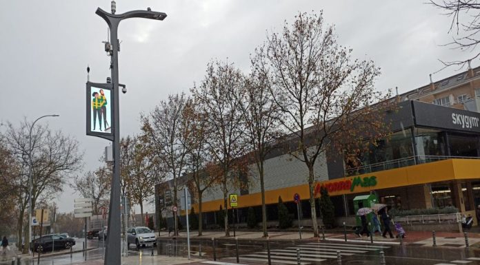 Empieza a funcionar el poste que dará WiFi gratis a los vecinos de Las Retamas de Alcorcón