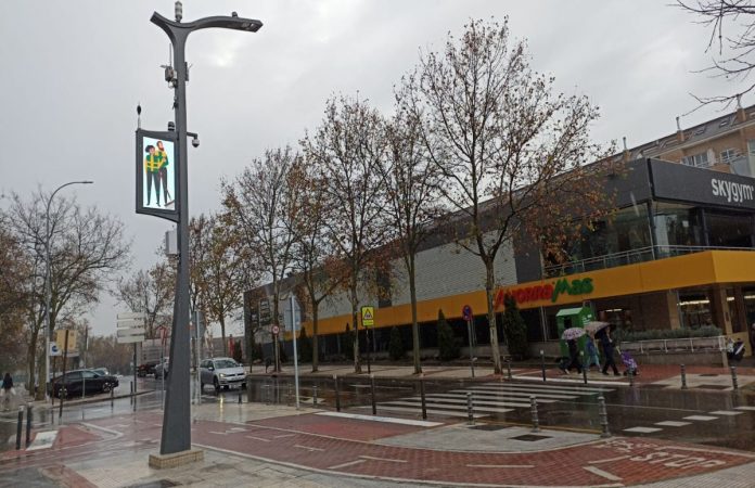 Empieza a funcionar el poste que dará WiFi gratis a los vecinos de Las Retamas de Alcorcón