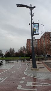 Empieza a funcionar el poste que dará WiFi gratis a los vecinos de Las Retamas de Alcorcón