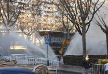 Revienta una tubería en plena calle en Alcorcón