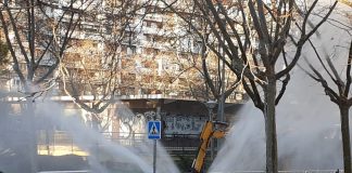 Revienta una tubería en plena calle en Alcorcón