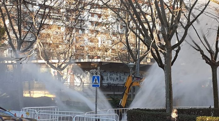 Revienta una tubería en plena calle en Alcorcón