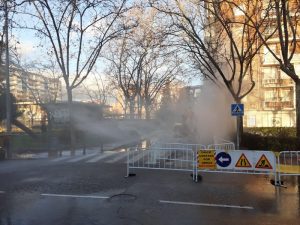 Revienta una tubería en plena calle en Alcorcón