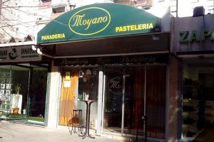 La llamativa idea de la Pastelería Moyano de Alcorcón: galletas de los partidos políticos por las Elecciones