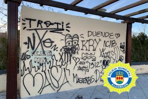 Pillan a varios jóvenes realizando pintadas en fachadas de Alcorcón