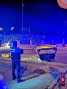 Espectacular vuelco de un coche en plena calle en Alcorcón