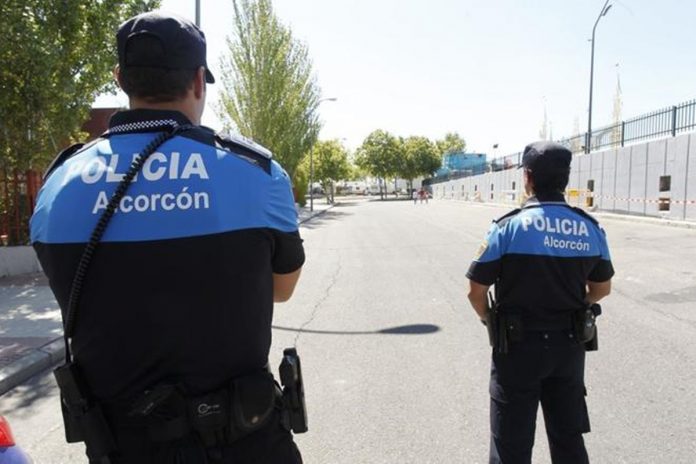 Detienen a un hombre por agredir a su pareja en presencia de un menor en Alcorcón