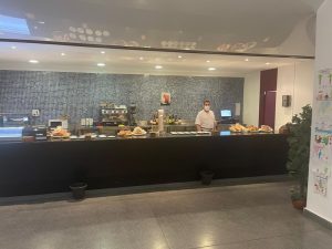 La cafetería del Teatro Buero Vallejo vuelve a abrir en Alcorcón quince años después