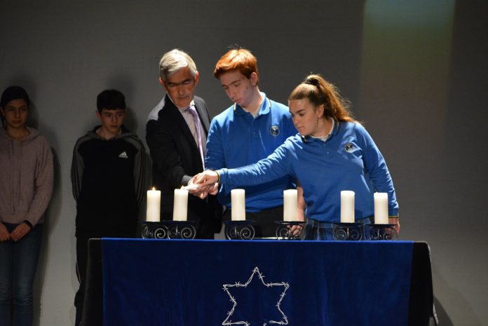 Emotivo homenaje a las víctimas del Holocausto en Alcorcón