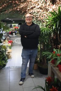 Fernando Espadas, de la Floristería Las Camelias: «Las rosas son las flores que más se venden en Alcorcón»