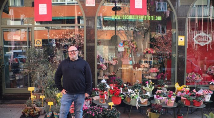 Fernando Espadas, de la Floristería Las Camelias: «Las rosas son las flores que más se venden en Alcorcón»